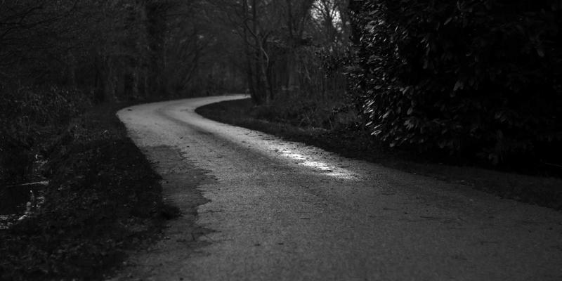 工业风住宅如何四季如春?世纪盛佳装饰揭秘温控节能与红色美学的完美融合