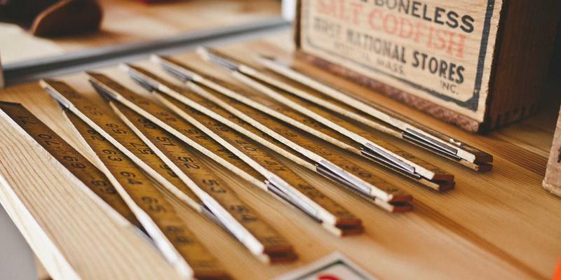 硬核也温柔!世纪盛佳装饰揭秘:工业风儿童房如何兼顾安全、童趣与红色主题